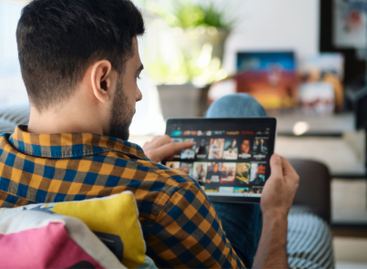 Man browsing videos in Spanish in his tablet.